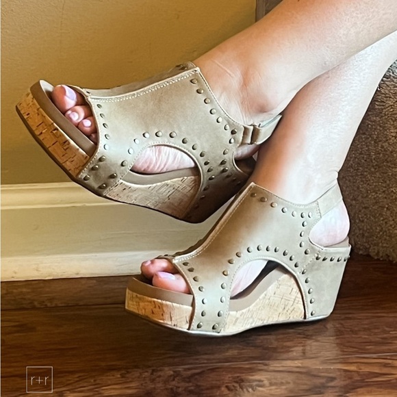 New! corkys footwear carley wedge sandal in taupe oil pu with studs - Picture 4 of 10